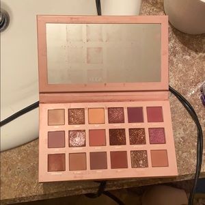 HUDA beauty NUDE eyeshadow palette